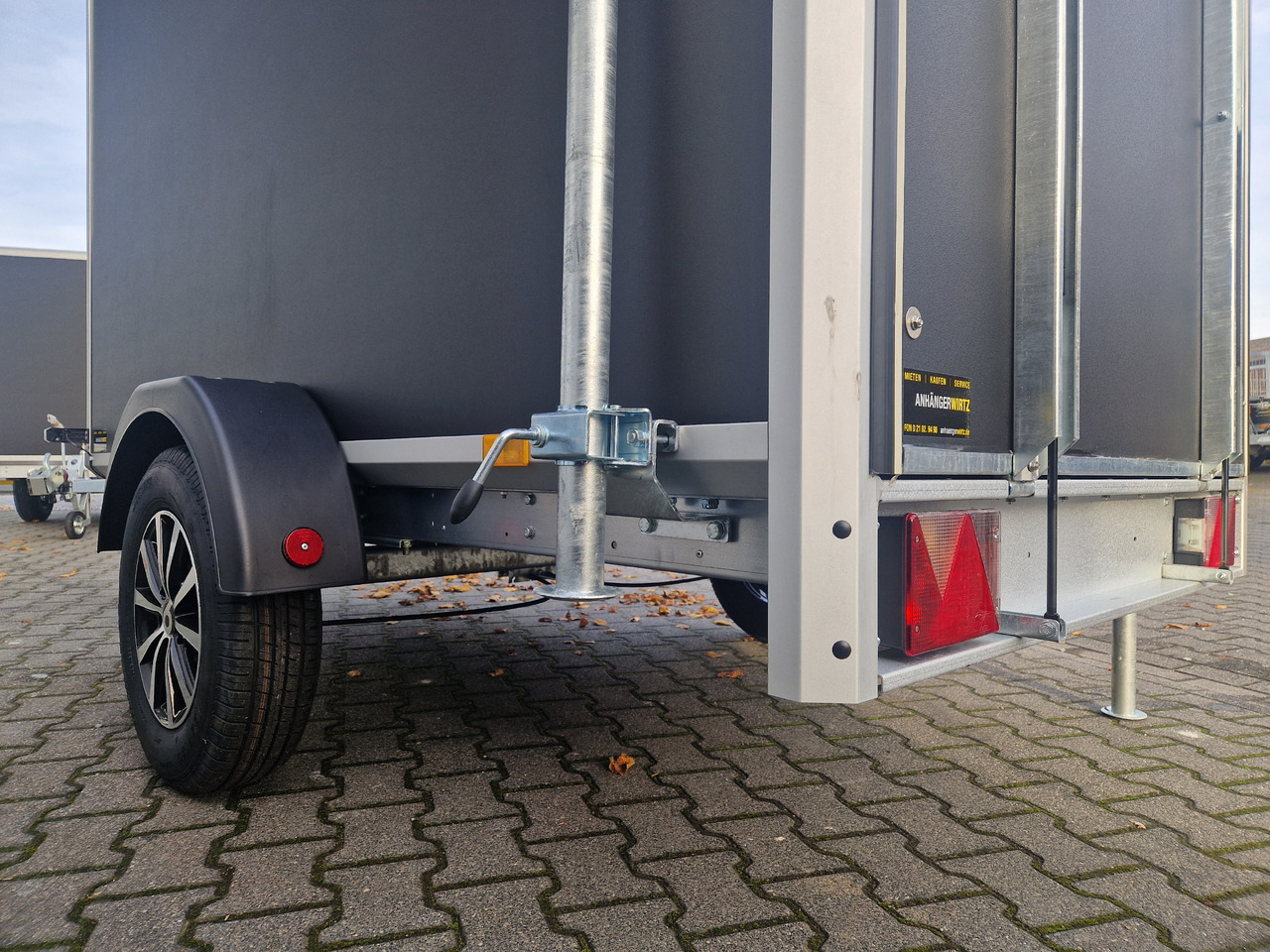 Ремарке за мотор Variant C1315 C2 Edition black 258x148x157cm Alufelgen Heckrampe 1350kg 100km/H black deal: снимка 13