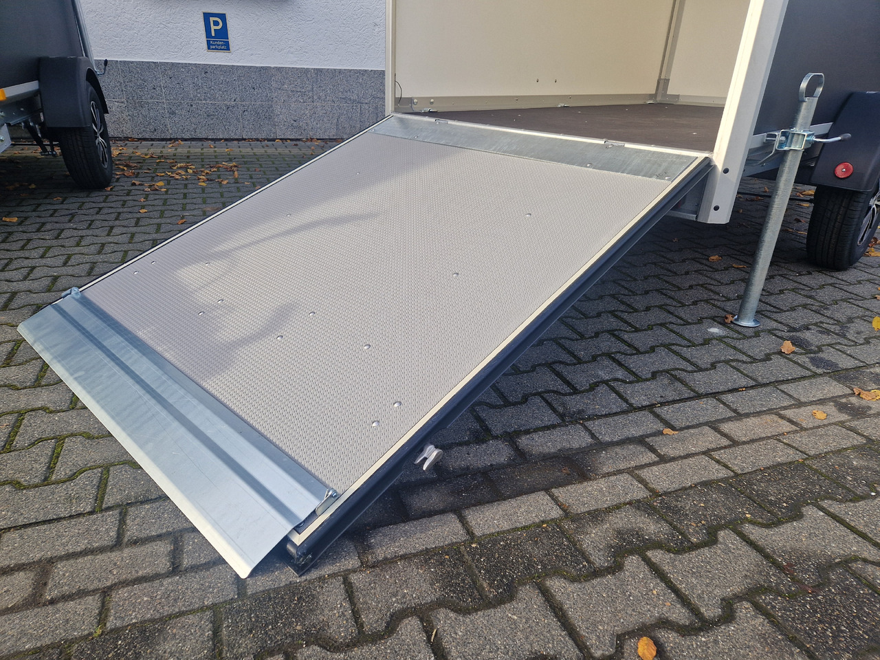 Ремарке за мотор Variant C1315 C2 Edition black 258x148x157cm Alufelgen Heckrampe 1350kg 100km/H black deal: снимка 12