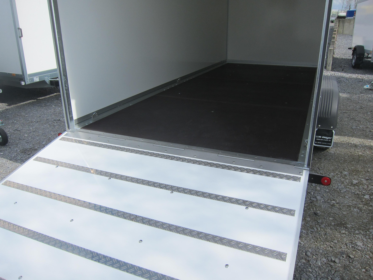 WM Meyer Koffer AZ 3560/200 S40 601x200x225cm extrahoch Heckrampe 3500kg preorder Aktion - Затворена каросерия ремарке: снимка 2 WM Meyer Koffer AZ 3560/200 S40 601x200x225cm extrahoch Heckrampe 3500kg preorder Aktion - Затворена каросерия ремарке: снимка 2
