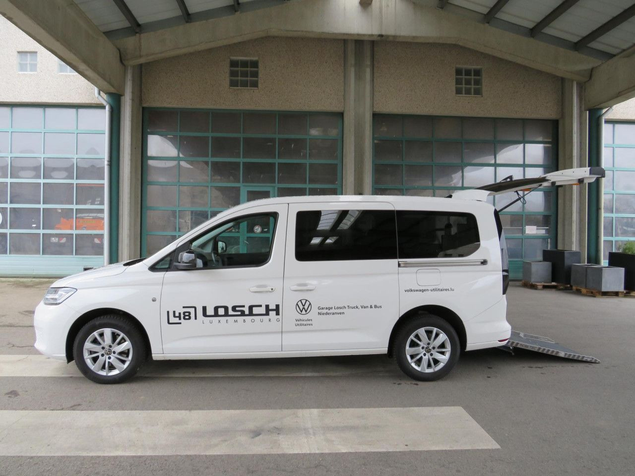 Volkswagen Caddy Maxi Kombi Rollstuhlumbau Taxirampe Navi - Лек автомобил: снимка 3 Volkswagen Caddy Maxi Kombi Rollstuhlumbau Taxirampe Navi - Лек автомобил: снимка 3