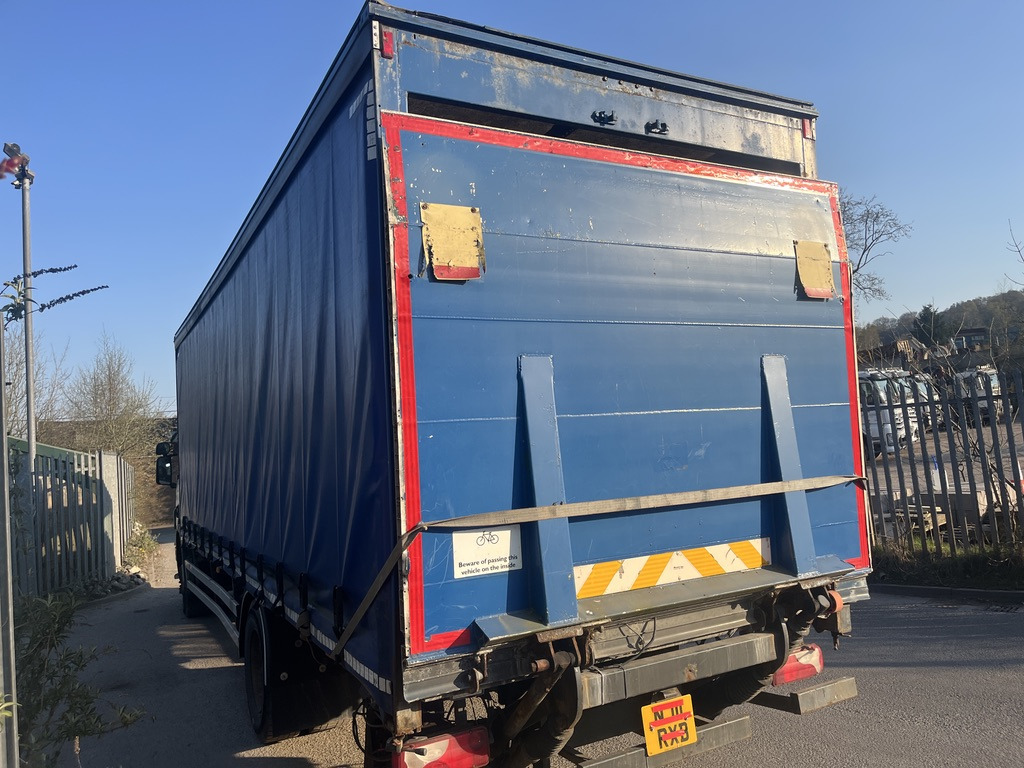 Scania P230 4x2 Curtain side - Камион с брезент: снимка 4 Scania P230 4x2 Curtain side - Камион с брезент: снимка 4