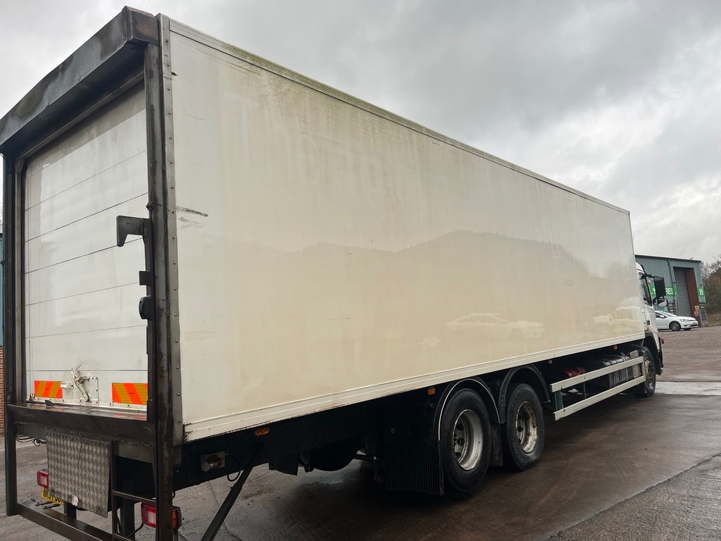 Volvo FM9 300 Euro 4 - Лекотоварен автомобил фургон: снимка 3 Volvo FM9 300 Euro 4 - Лекотоварен автомобил фургон: снимка 3