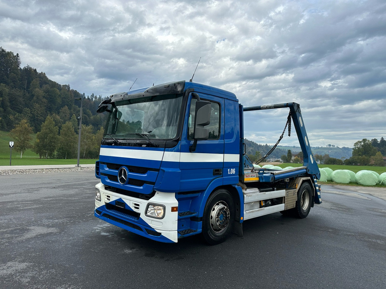 MERCEDES-BENZ Actros 18.32 4x2 Trösch absetzkipper - Мултилифт за контейнери камион: снимка 1 MERCEDES-BENZ Actros 18.32 4x2 Trösch absetzkipper - Мултилифт за контейнери камион: снимка 1