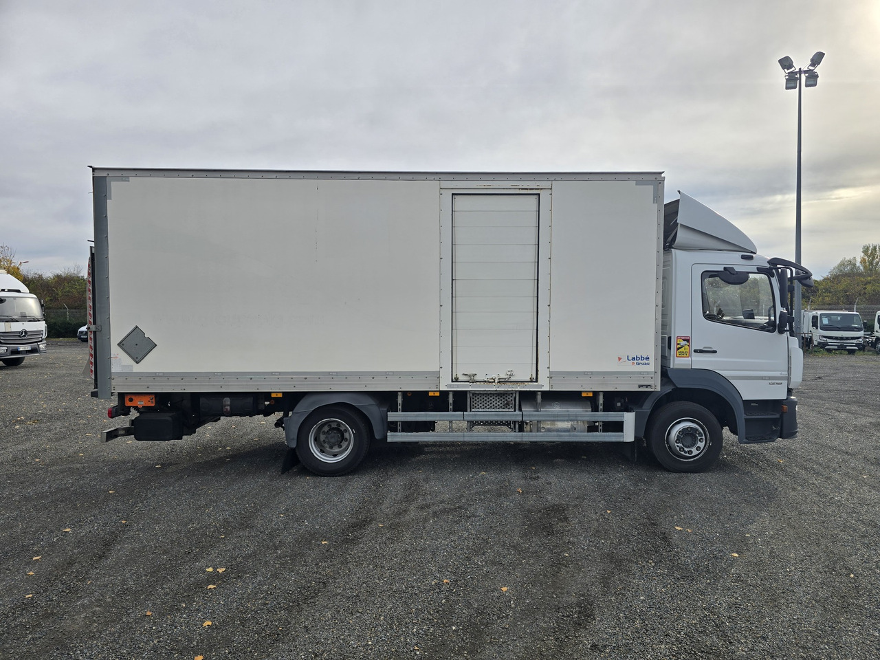 MERCEDES-BENZ Atego 1218 - Box - LIFT - SIDE DOOR - ADR - Камион фургон: снимка 3 MERCEDES-BENZ Atego 1218 - Box - LIFT - SIDE DOOR - ADR - Камион фургон: снимка 3