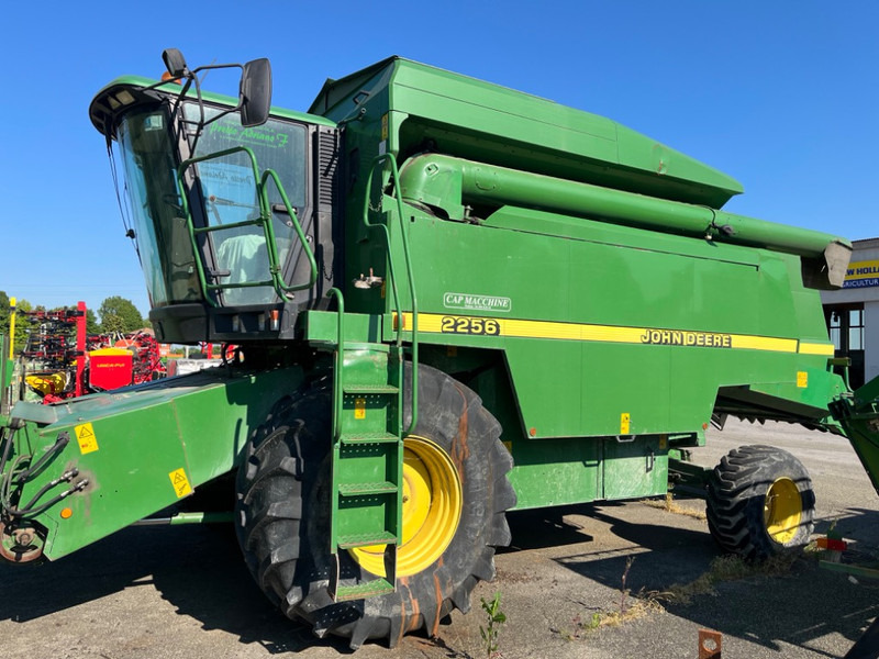 John Deere 2256 - Зърнокомбайн: снимка 1 John Deere 2256 - Зърнокомбайн: снимка 1