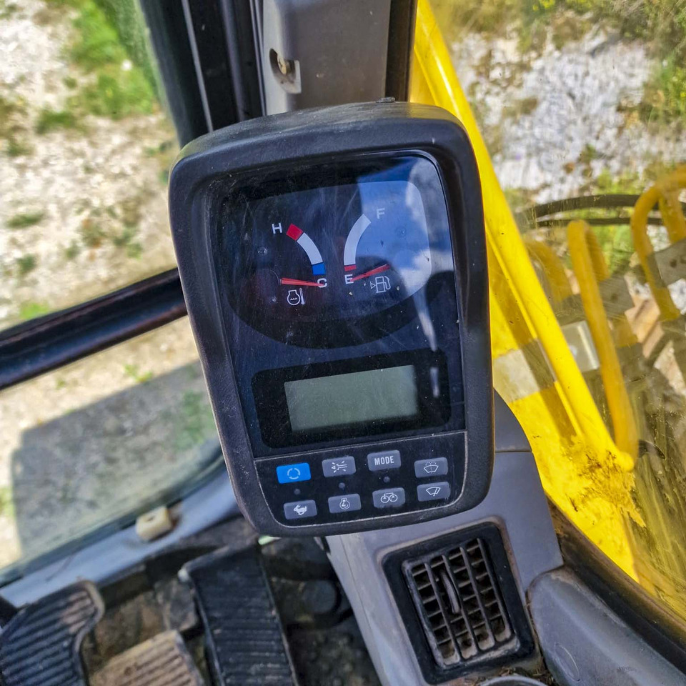 New Holland Kobelco E215 - Верижен багер: снимка 3 New Holland Kobelco E215 - Верижен багер: снимка 3