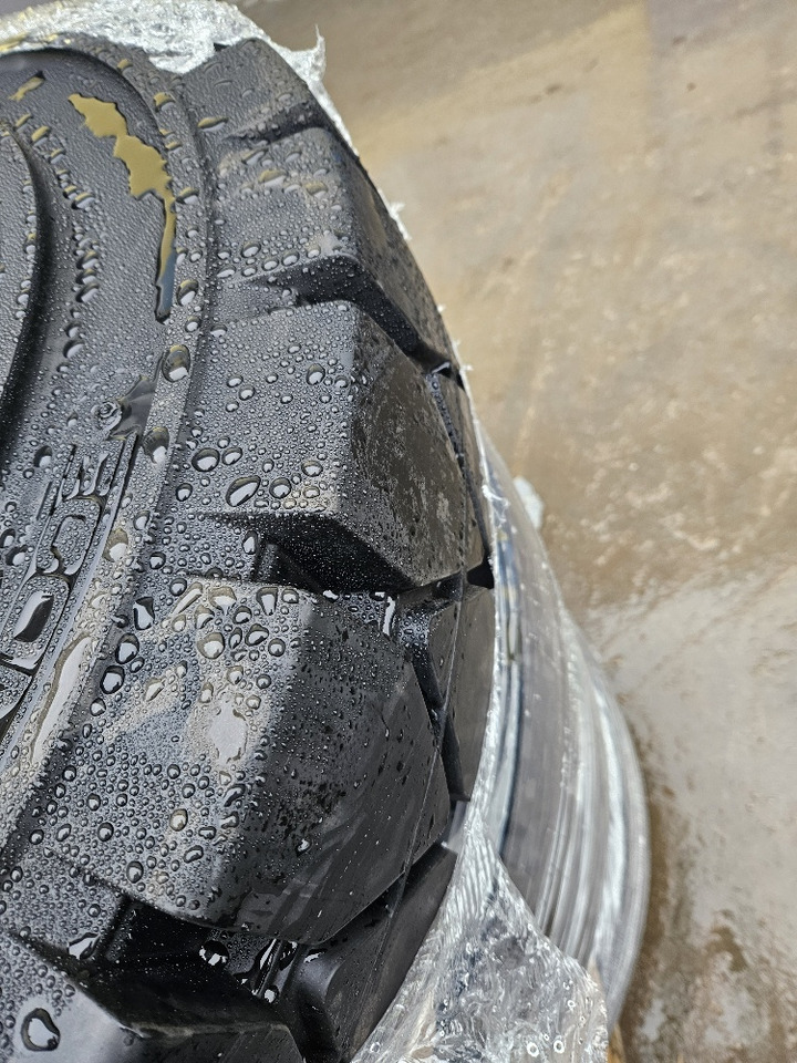 SOLID tires - Комплект колела за Колесен багер: снимка 4 SOLID tires - Комплект колела за Колесен багер: снимка 4