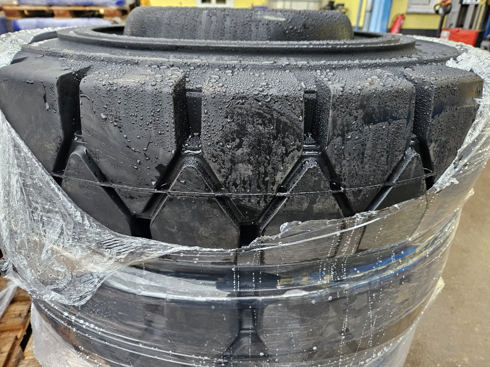 SOLID tires - Комплект колела за Колесен багер: снимка 2 SOLID tires - Комплект колела за Колесен багер: снимка 2