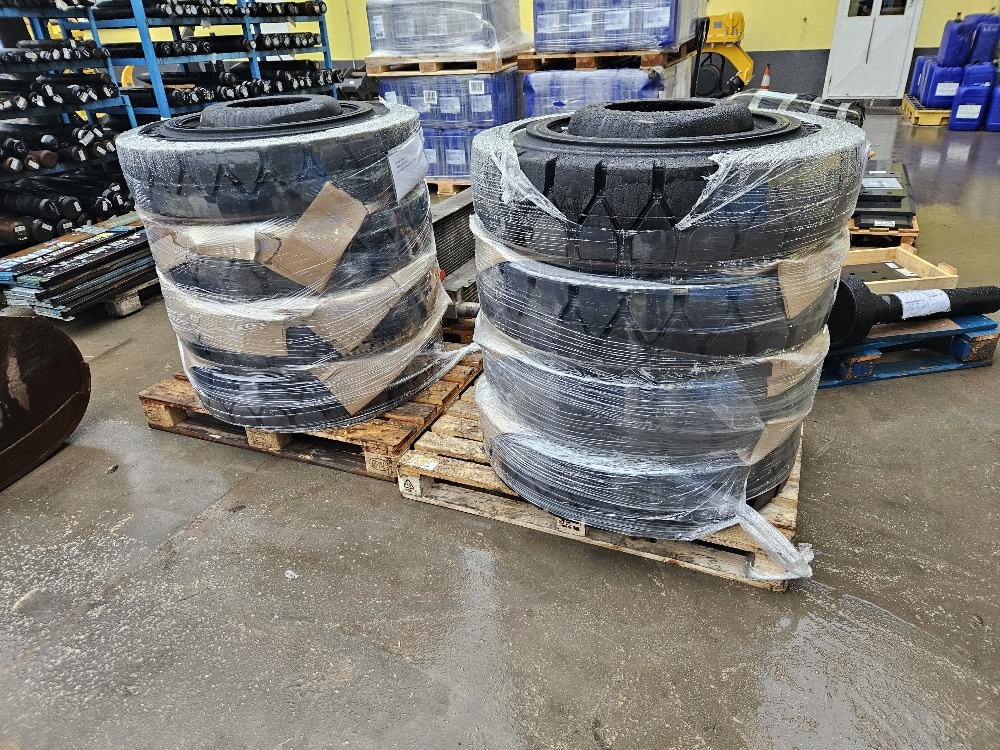 SOLID tires - Комплект колела за Колесен багер: снимка 1 SOLID tires - Комплект колела за Колесен багер: снимка 1