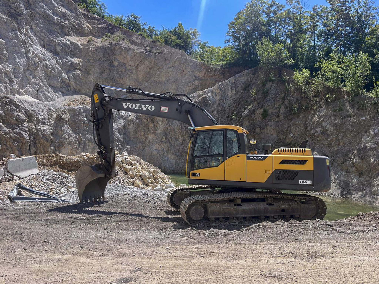 Volvo EC220D - Верижен багер: снимка 1 Volvo EC220D - Верижен багер: снимка 1