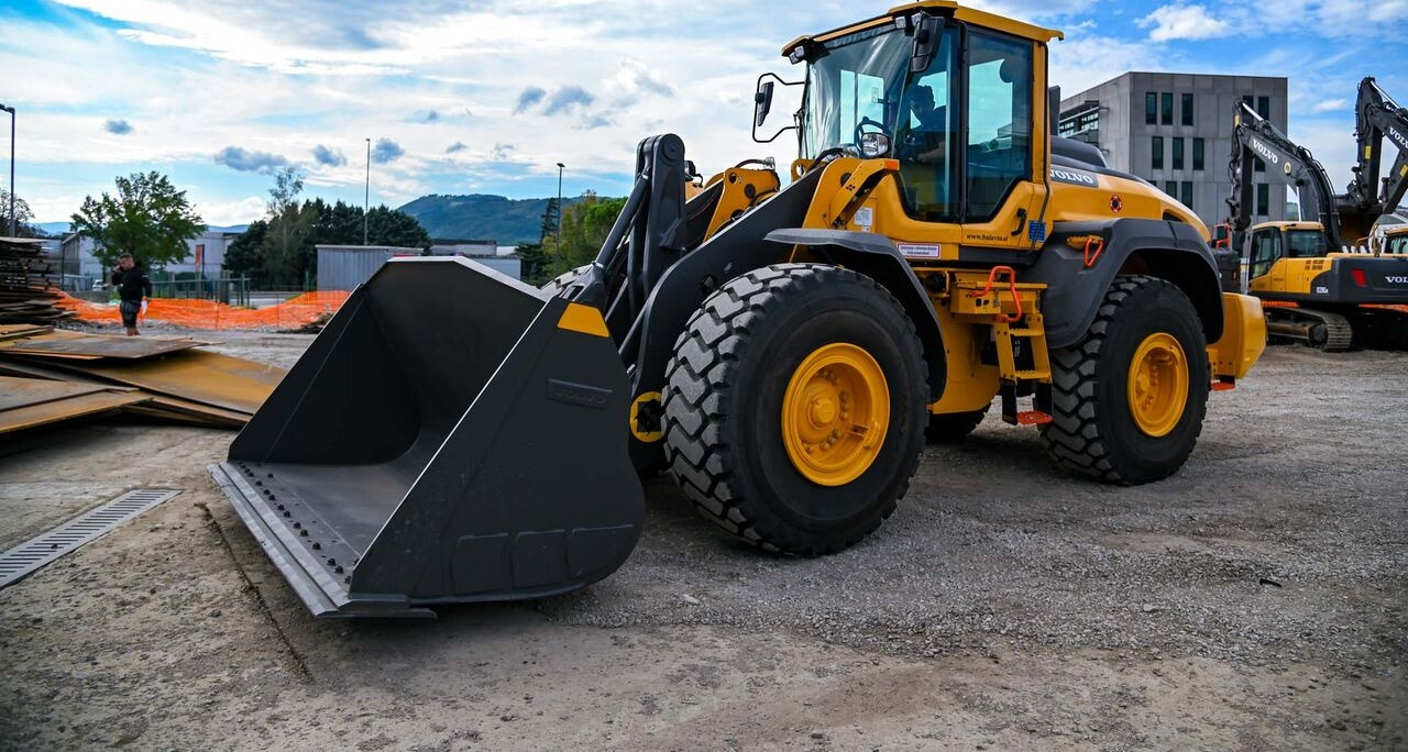 Volvo L110H - Колесен товарач: снимка 1 Volvo L110H - Колесен товарач: снимка 1