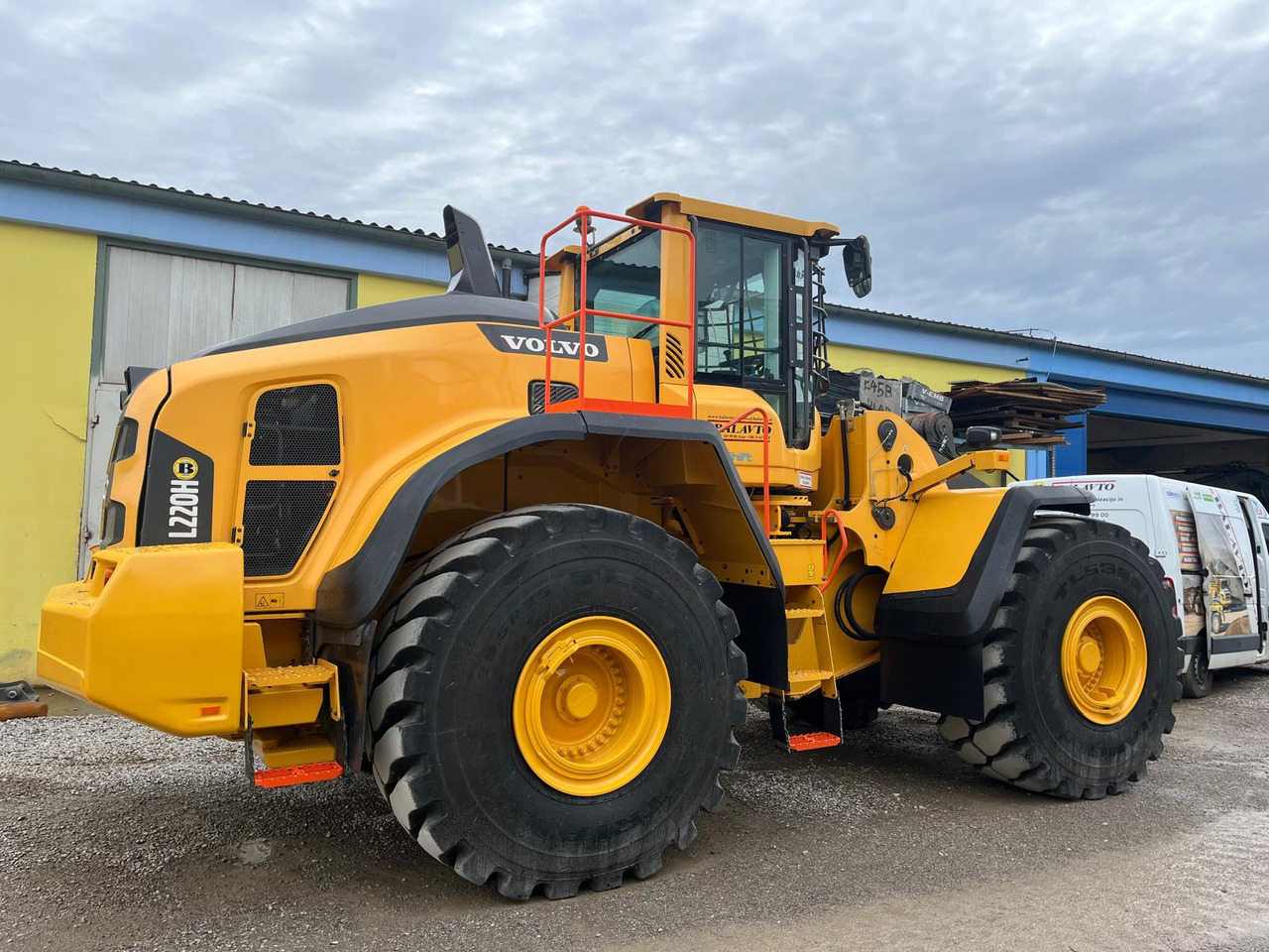 Volvo L220H - Колесен товарач: снимка 1 Volvo L220H - Колесен товарач: снимка 1