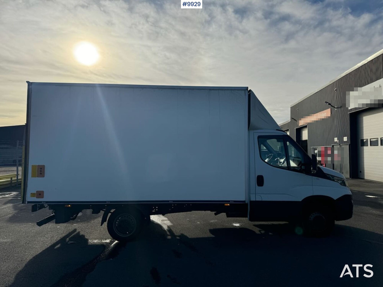 Лекотоварен автомобил фургон Box Truck Iveco Daily with Tail Lift: снимка 14