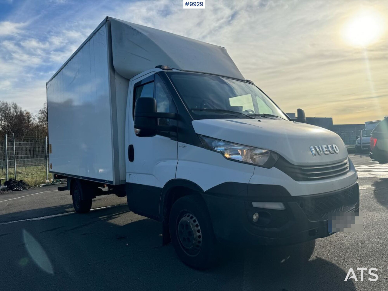 Лекотоварен автомобил фургон Box Truck Iveco Daily with Tail Lift: снимка 15