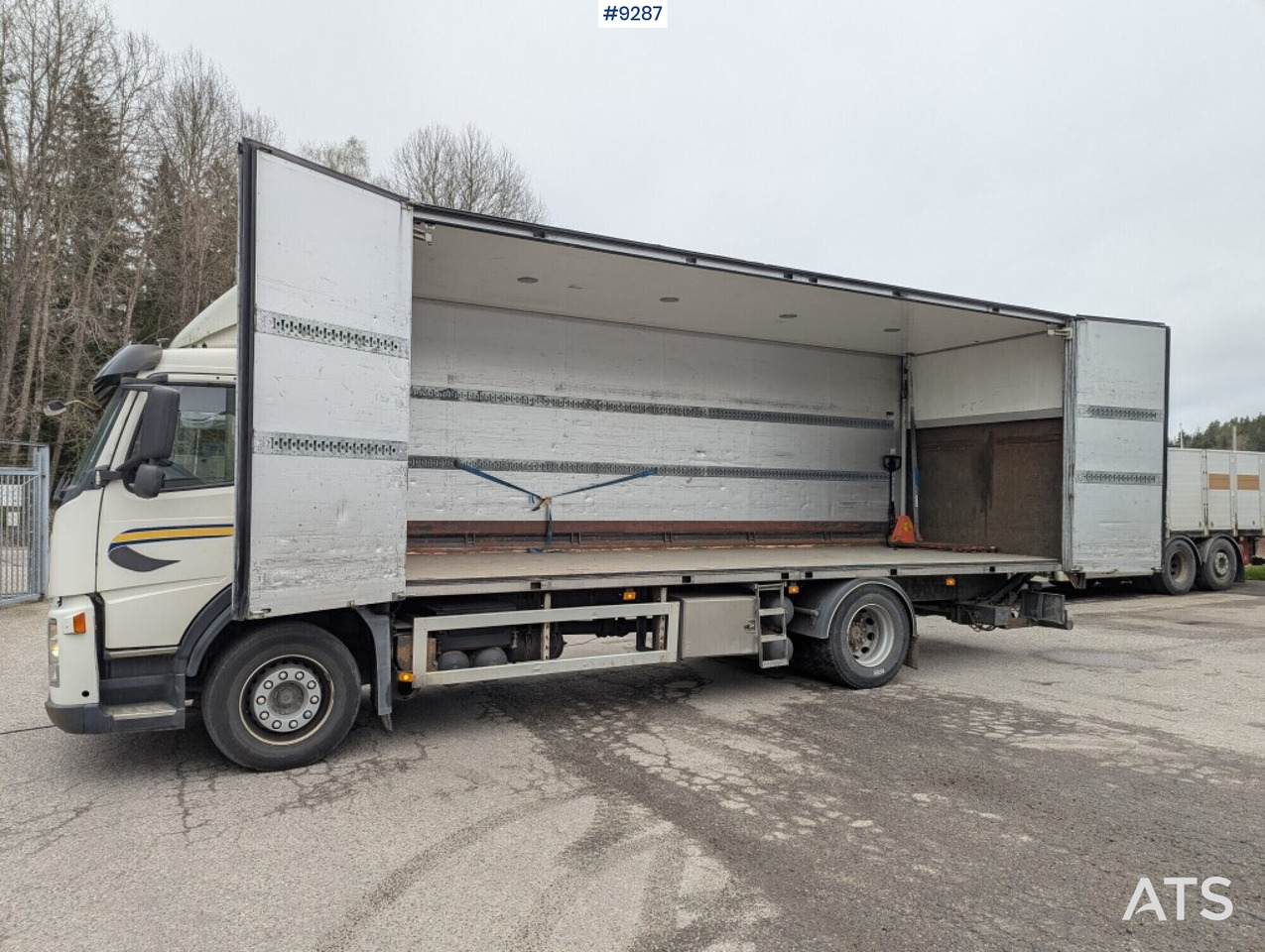 Box Truck with tail lift Volvo FM300 4X2 (See Video) - Камион фургон: снимка 4 Box Truck with tail lift Volvo FM300 4X2 (See Video) - Камион фургон: снимка 4