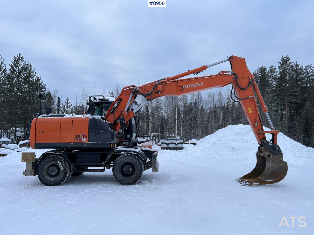 Hitachi ZX 170 W Wheeled excavator with tipper wagon and attachments - Колесен багер: снимка 2 Hitachi ZX 170 W Wheeled excavator with tipper wagon and attachments - Колесен багер: снимка 2
