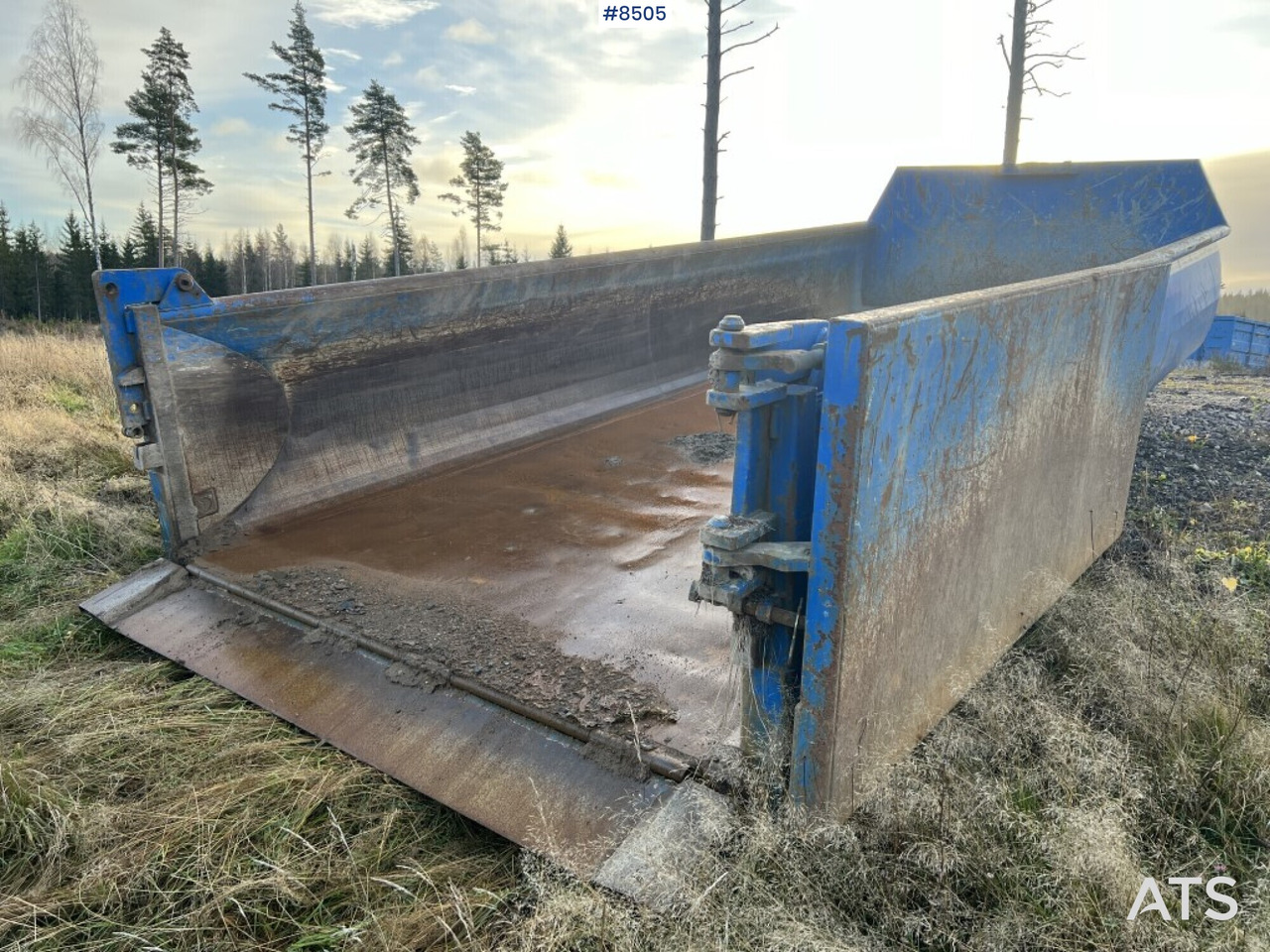 Hook Truck Volvo FH 12 6x4 Tridem with gravel flatbed(VIDEO) - Мултилифт с кука камион: снимка 5 Hook Truck Volvo FH 12 6x4 Tridem with gravel flatbed(VIDEO) - Мултилифт с кука камион: снимка 5