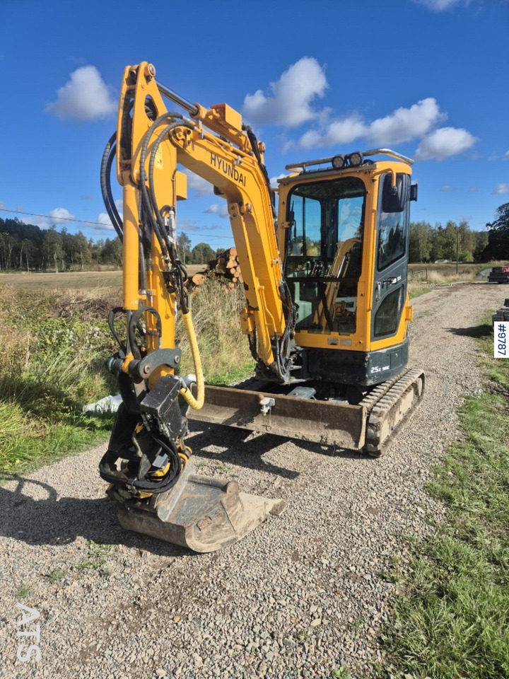 Hyundai 25Z-9AK mini excavator with tiltrotator and attachments - Мини багер: снимка 2 Hyundai 25Z-9AK mini excavator with tiltrotator and attachments - Мини багер: снимка 2