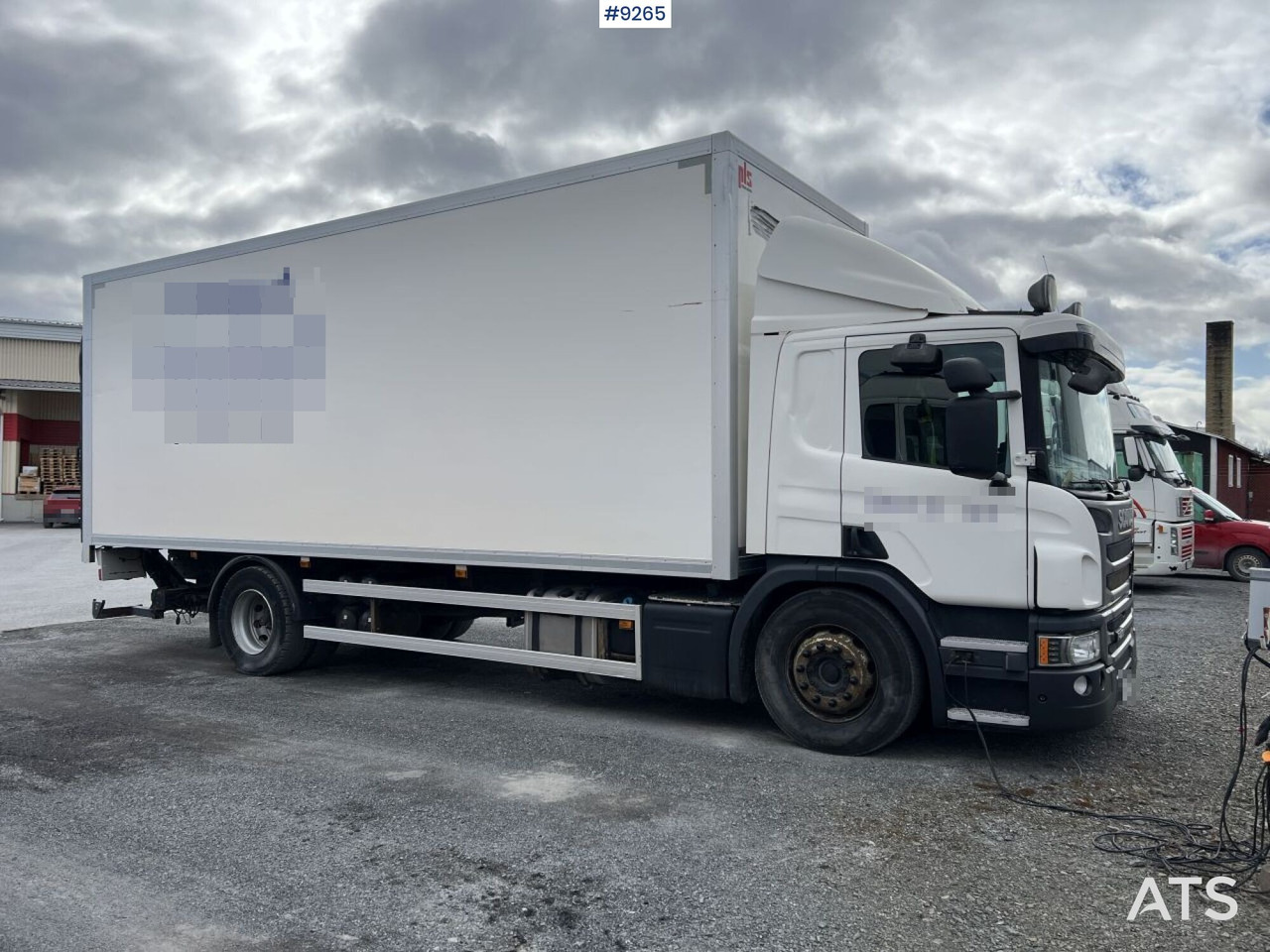 Scania P250 Box truck with tailgate lift - Камион фургон: снимка 2 Scania P250 Box truck with tailgate lift - Камион фургон: снимка 2
