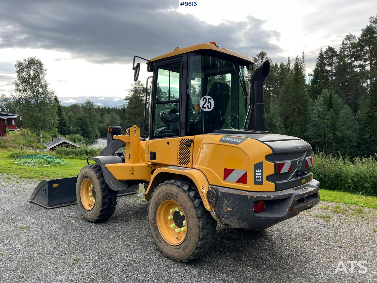 Volvo L30 G Wheel Loader with Attachments (VIDEO) - Колесен товарач: снимка 4 Volvo L30 G Wheel Loader with Attachments (VIDEO) - Колесен товарач: снимка 4