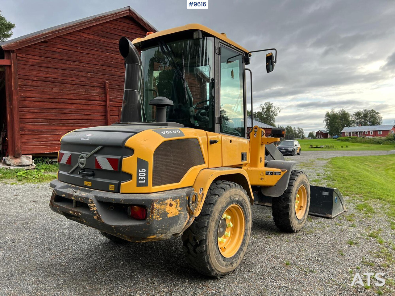 Volvo L30 G Wheel Loader with Attachments (VIDEO) - Колесен товарач: снимка 5 Volvo L30 G Wheel Loader with Attachments (VIDEO) - Колесен товарач: снимка 5