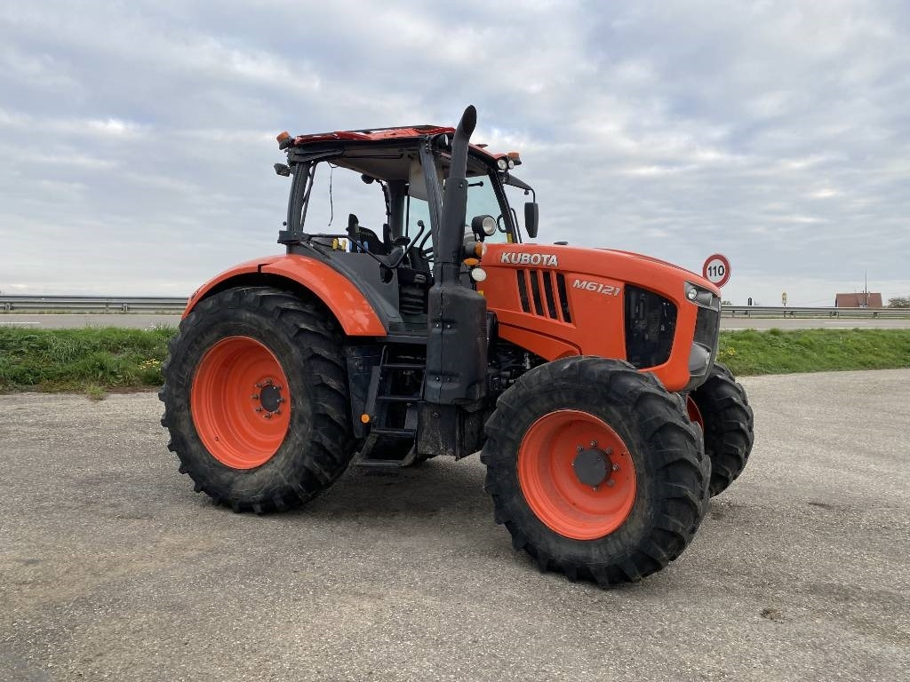 Kubota M6121 Carte Grise Française endommagé  - Трактор: снимка 3 Kubota M6121 Carte Grise Française endommagé  - Трактор: снимка 3