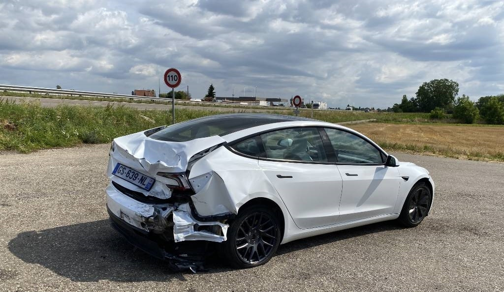 Tesla MODEL 3 5YJ3 Carte Grise Française endommagée - Лек автомобил: снимка 4 Tesla MODEL 3 5YJ3 Carte Grise Française endommagée - Лек автомобил: снимка 4