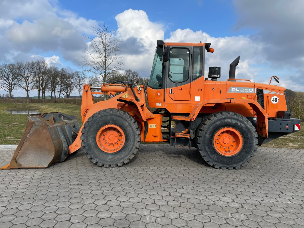 Doosan DL250 - Колесен товарач: снимка 3 Doosan DL250 - Колесен товарач: снимка 3