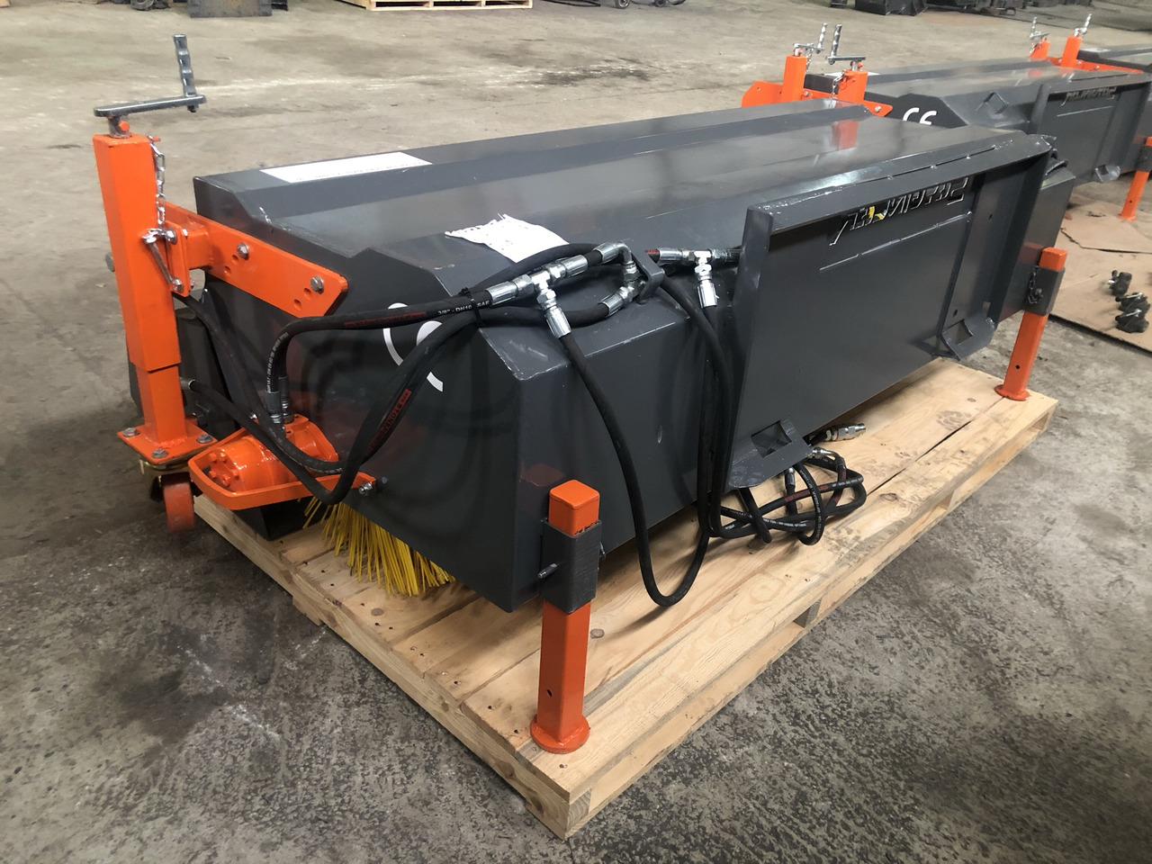 SAYGINLAR SKID STEER MOUNTED ROAD SWEEPER - Четка за Мини челен товарач: снимка 5 SAYGINLAR SKID STEER MOUNTED ROAD SWEEPER - Четка за Мини челен товарач: снимка 5