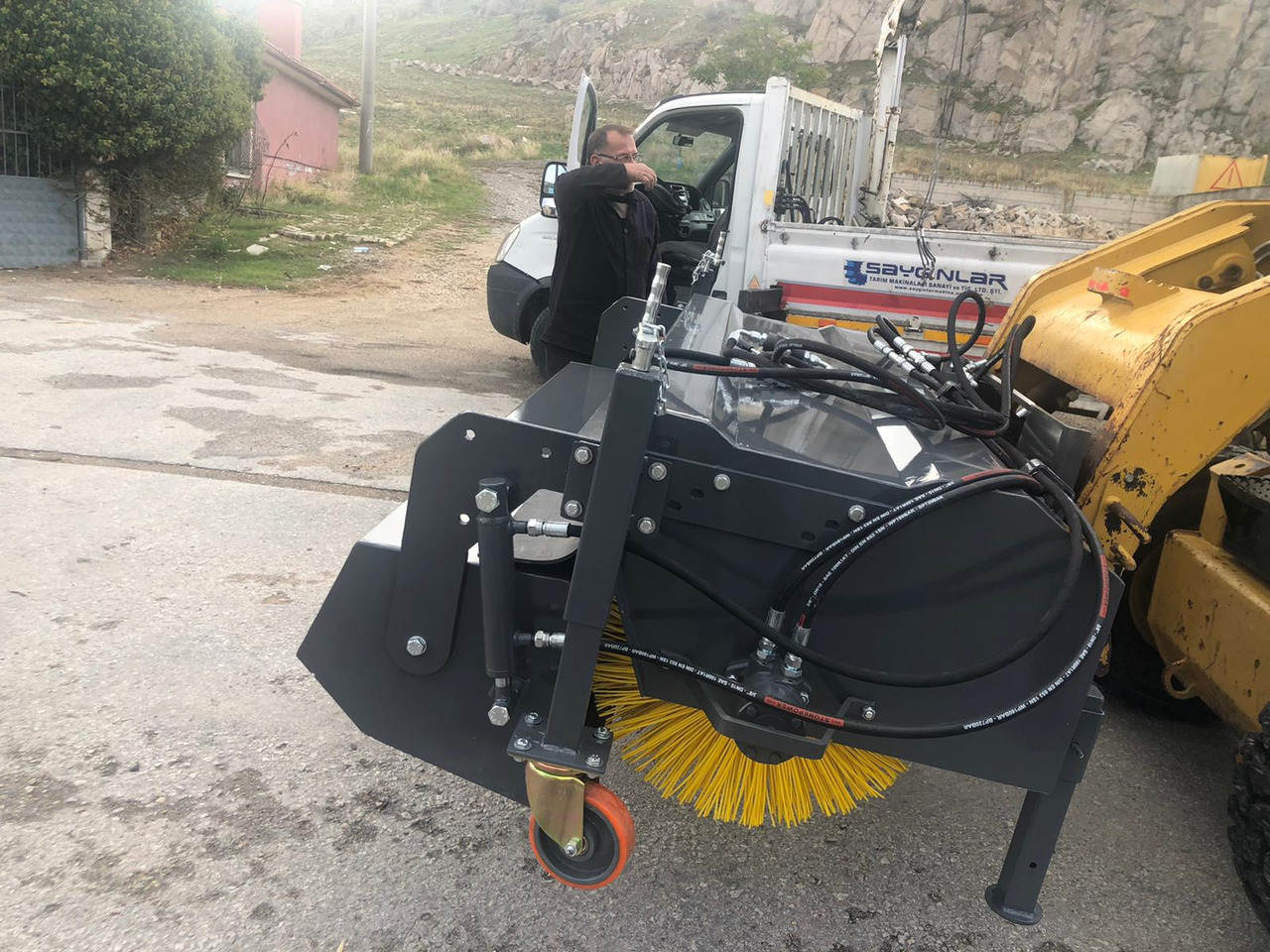 SAYGINLAR SKID STEER MOUNTED ROAD SWEEPER - Четка за Мини челен товарач: снимка 4 SAYGINLAR SKID STEER MOUNTED ROAD SWEEPER - Четка за Мини челен товарач: снимка 4