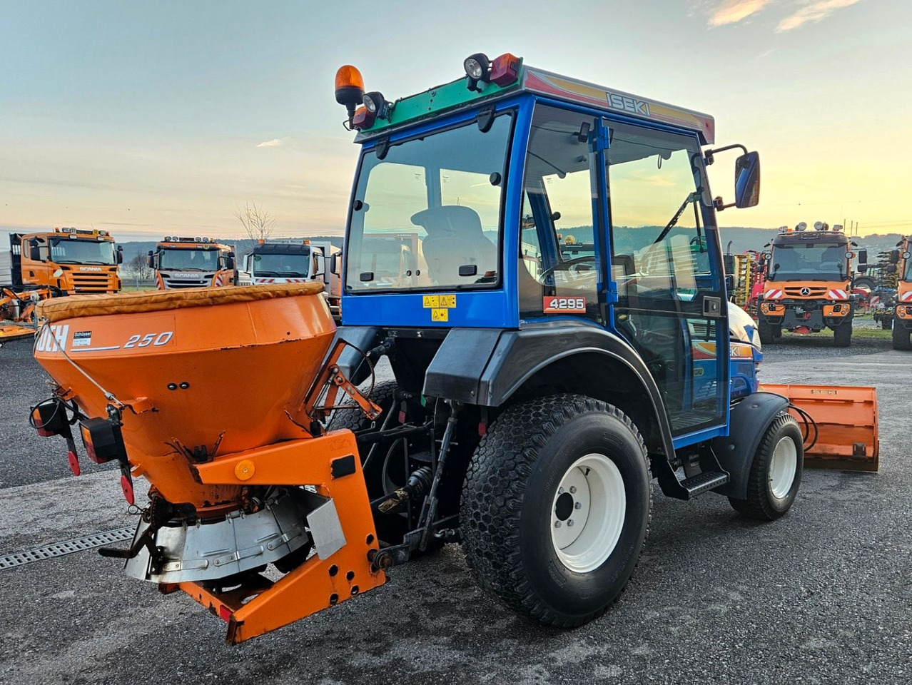 Iseki TH4295 AHL 4x4 Hydro Winterdienst - Трактор: снимка 5 Iseki TH4295 AHL 4x4 Hydro Winterdienst - Трактор: снимка 5