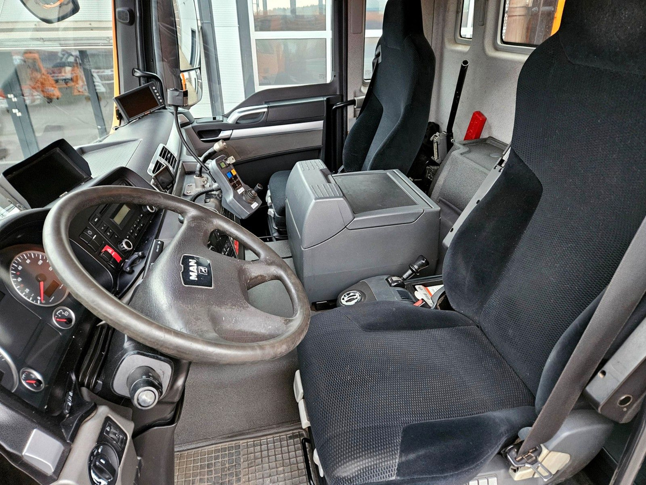 Самосвал камион MAN TGS 28.400 6x4-4 BL Winterdienst Schmidt Euro5: снимка 8 Самосвал камион MAN TGS 28.400 6x4-4 BL Winterdienst Schmidt Euro5: снимка 8