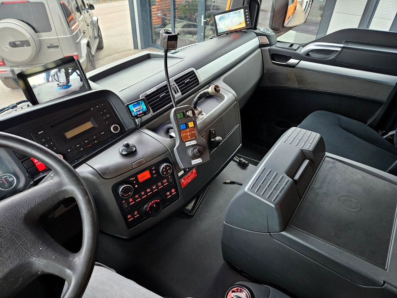 Самосвал камион MAN TGS 28.400 6x4-4 BL Winterdienst Schmidt Euro5: снимка 9 Самосвал камион MAN TGS 28.400 6x4-4 BL Winterdienst Schmidt Euro5: снимка 9