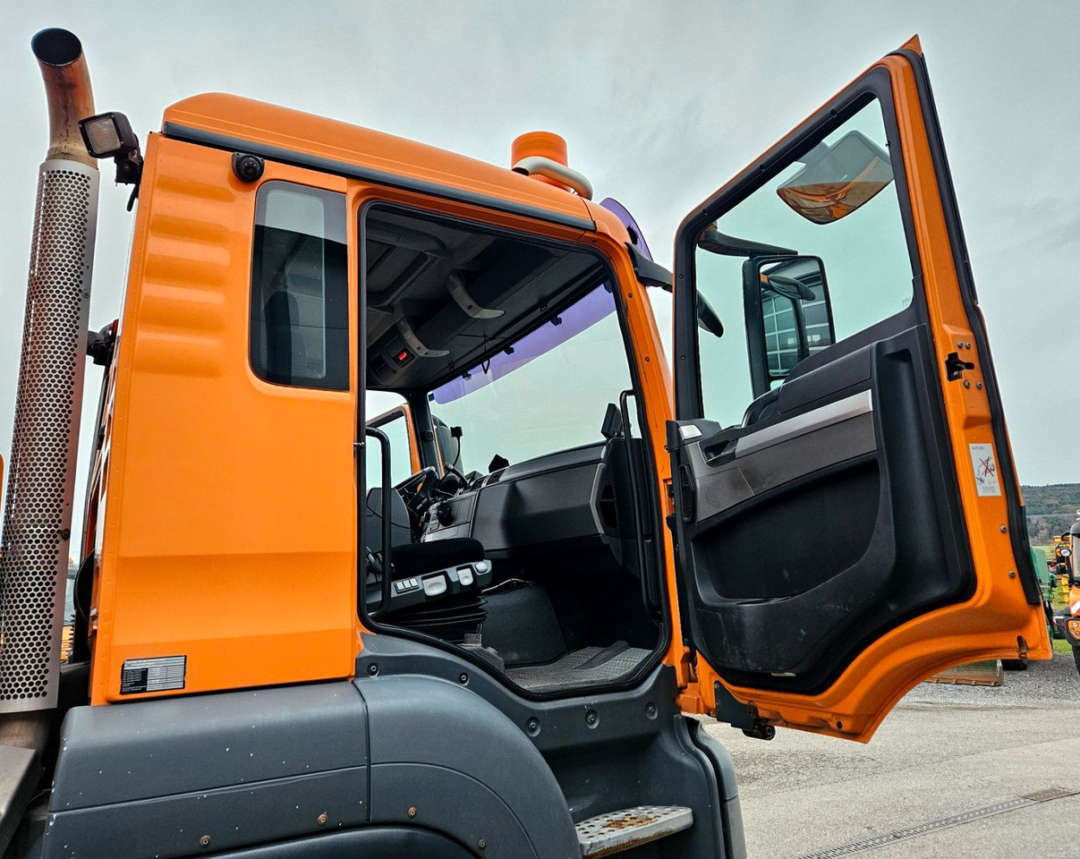 Самосвал камион MAN TGS 28.400 6x4-4 BL Winterdienst Schmidt Euro5: снимка 12 Самосвал камион MAN TGS 28.400 6x4-4 BL Winterdienst Schmidt Euro5: снимка 12