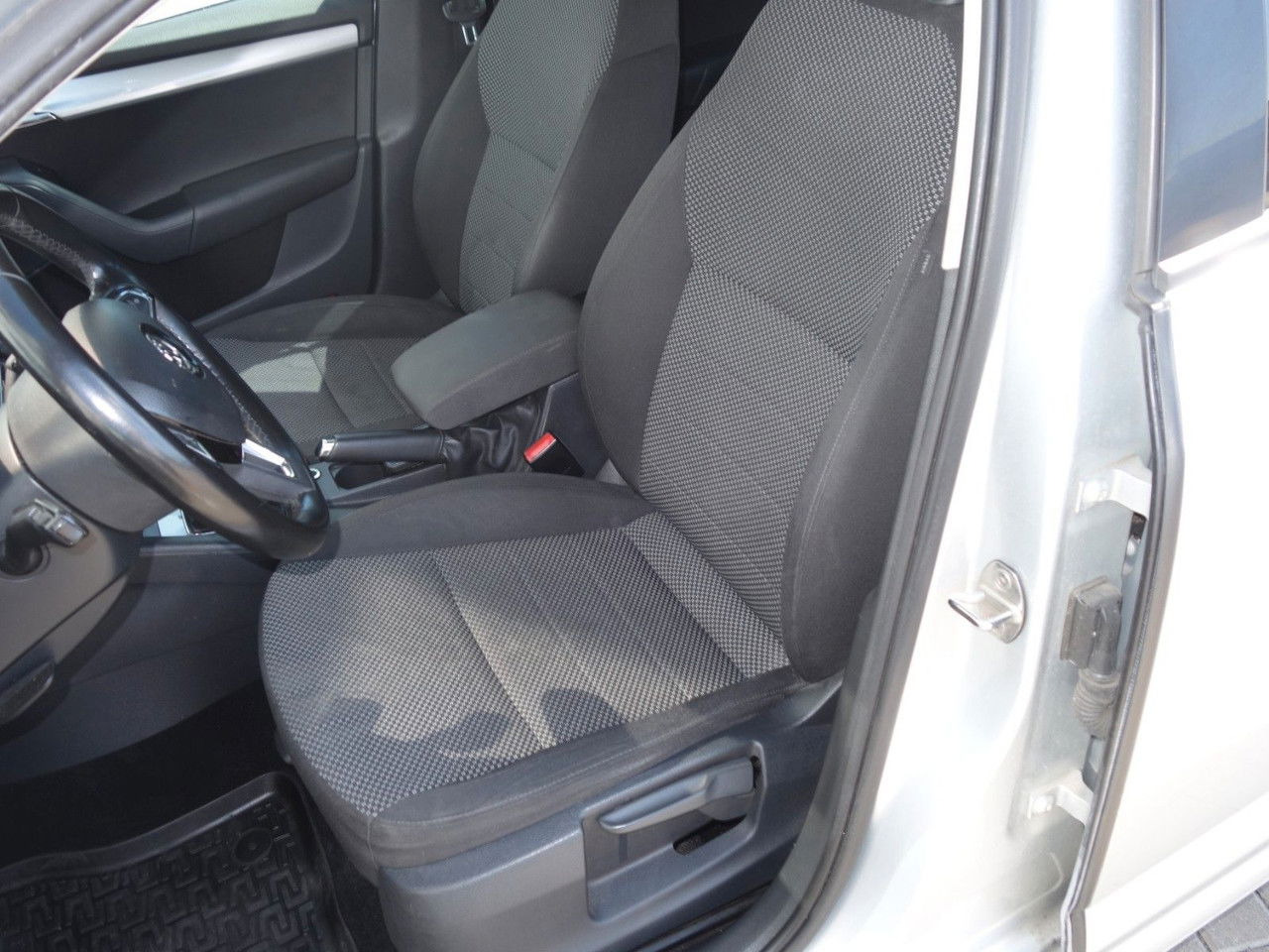 Комби Škoda Octavia Combi Ambition 1,6 TDI, DSG, Navi, Clima: снимка 10 Комби Škoda Octavia Combi Ambition 1,6 TDI, DSG, Navi, Clima: снимка 10