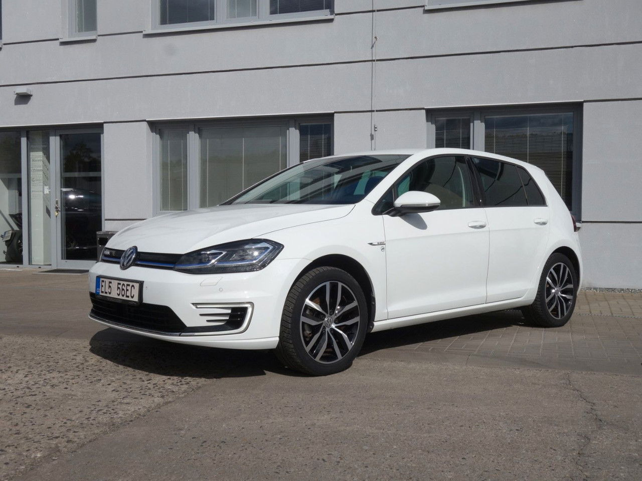 Volkswagen e-Golf VII, 100kW, LED, SHZ, ALU, Virtual, Navi - Лек автомобил: снимка 3 Volkswagen e-Golf VII, 100kW, LED, SHZ, ALU, Virtual, Navi - Лек автомобил: снимка 3