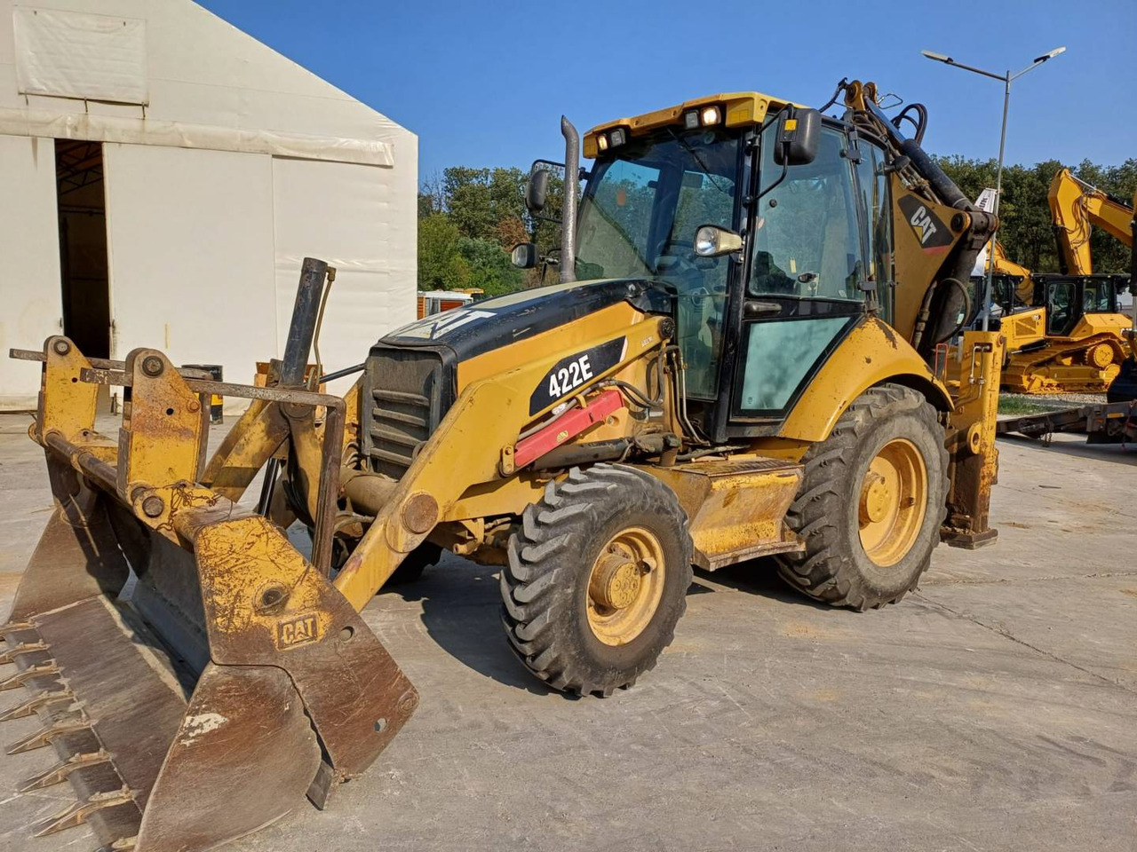 CAT 422E - Багер-товарач: снимка 1 CAT 422E - Багер-товарач: снимка 1