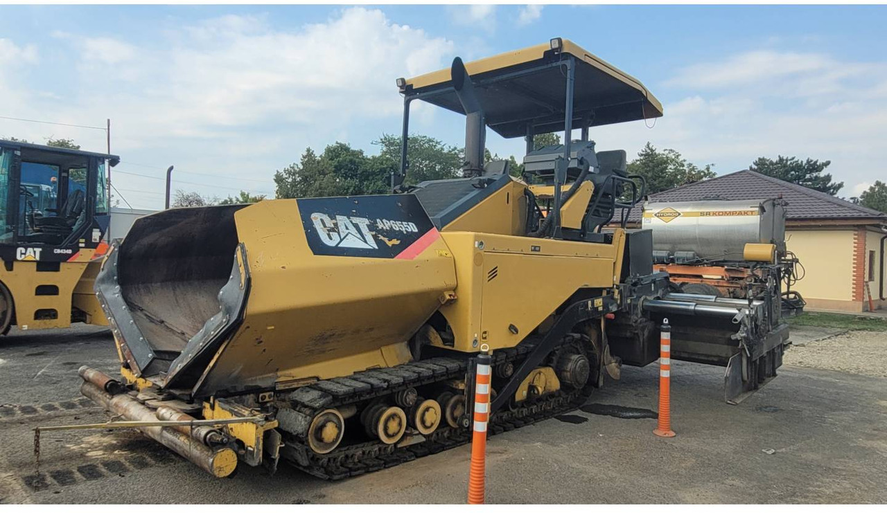 CAT AP-655D - Асфалтополагач: снимка 1 CAT AP-655D - Асфалтополагач: снимка 1