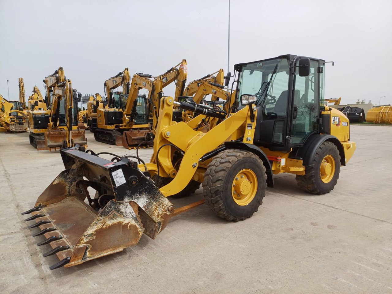 CAT 906 M - Колесен товарач: снимка 1 CAT 906 M - Колесен товарач: снимка 1