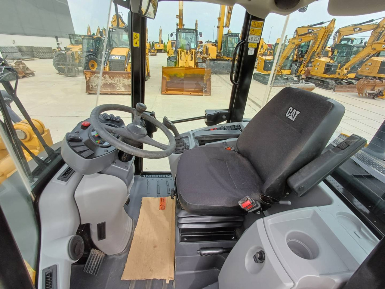 Колесен товарач CAT 906M: снимка 25