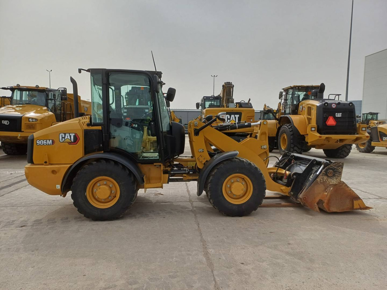 Колесен товарач CAT 906M: снимка 12