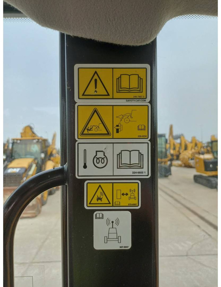 Колесен товарач CAT 906M: снимка 28