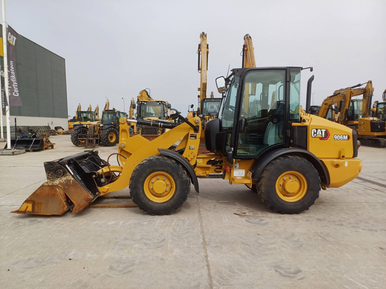 Колесен товарач CAT 906M: снимка 11