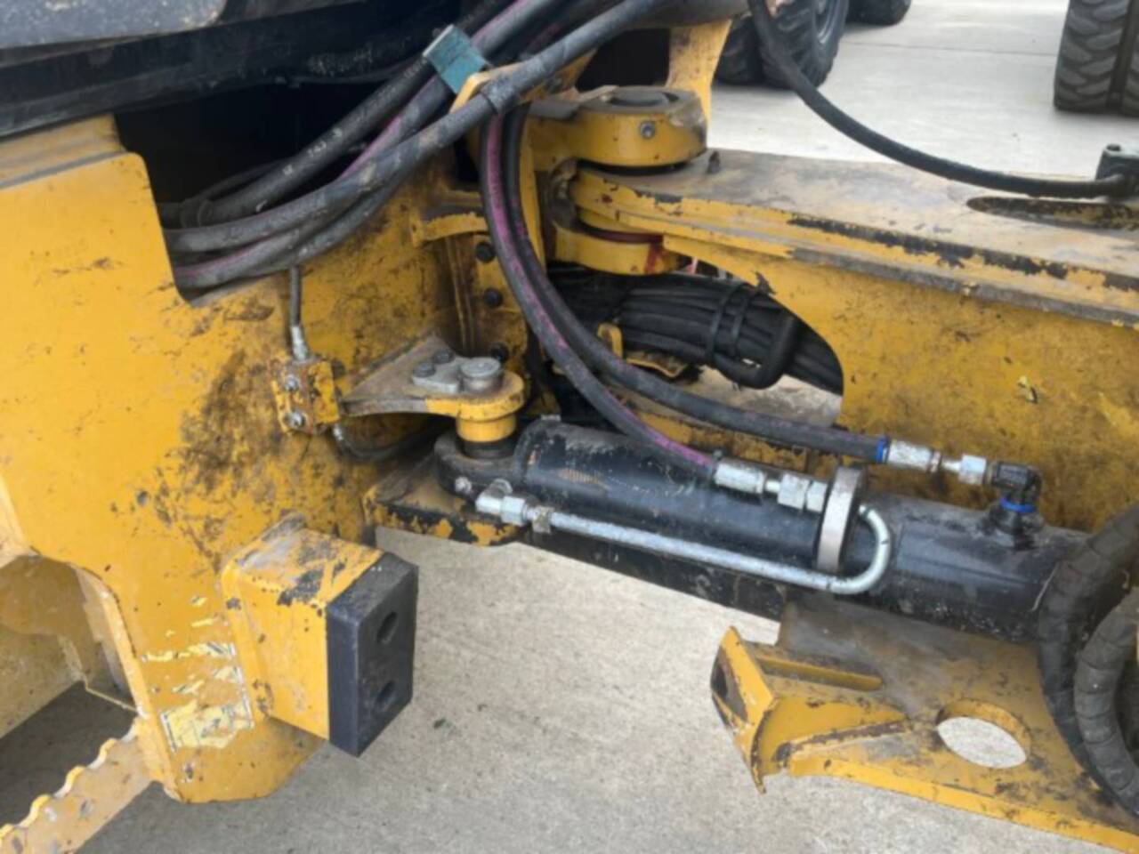 Колесен товарач CAT 908M: снимка 8