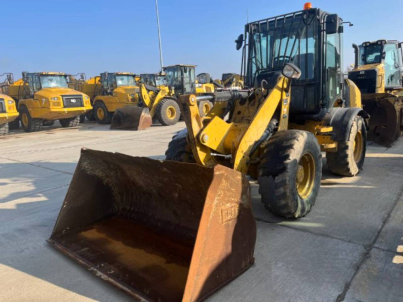 CAT 908M - Колесен товарач: снимка 1 CAT 908M - Колесен товарач: снимка 1