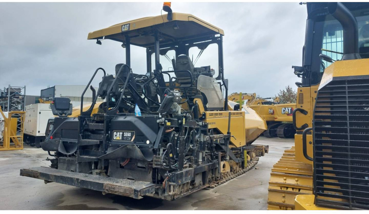 CAT AP655F - Асфалтополагач: снимка 2 CAT AP655F - Асфалтополагач: снимка 2
