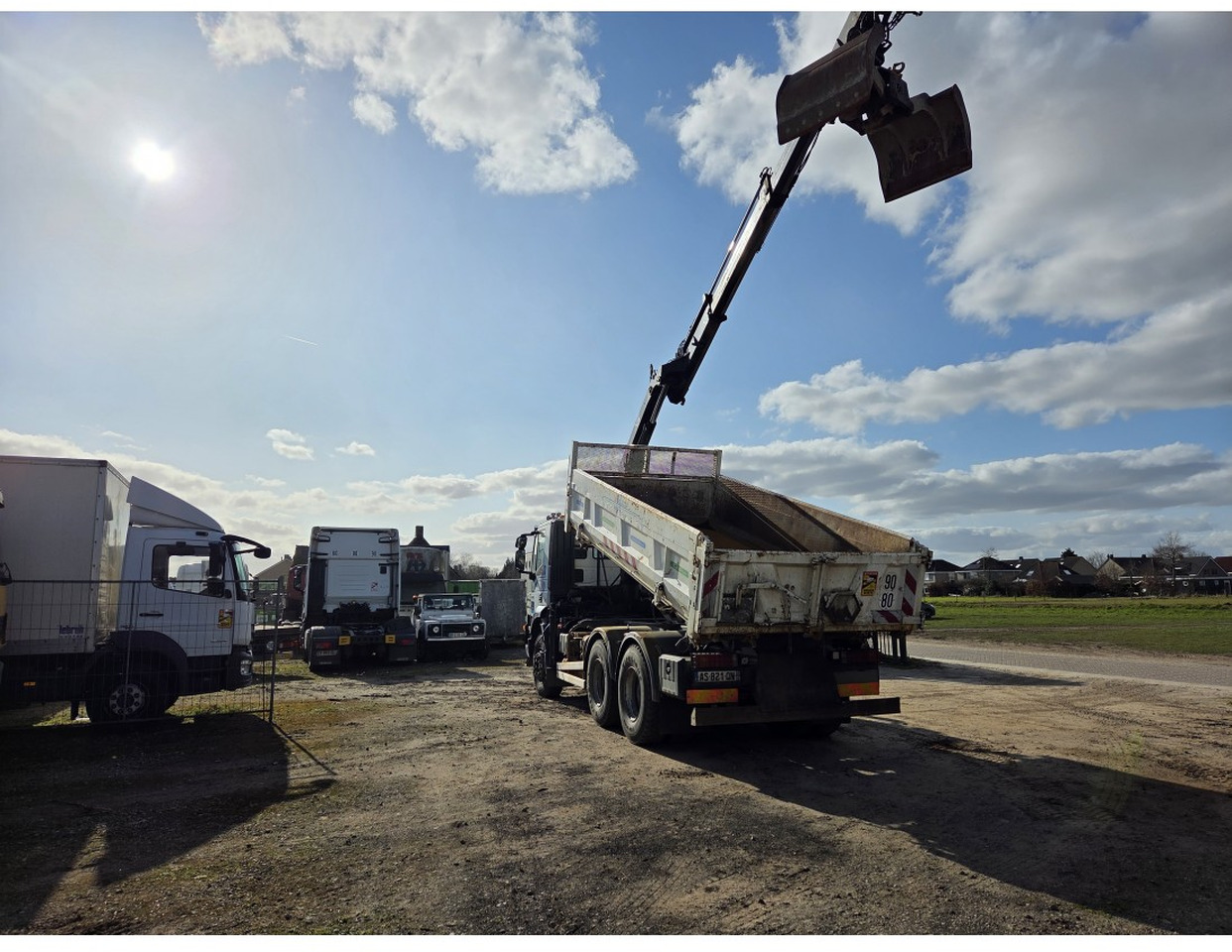 IVECO TRAKKER 360 AS260T36 6X4 TIPPER CRANE HIAB 144 BS-1 - Самосвал камион, Камион с кран: снимка 2 IVECO TRAKKER 360 AS260T36 6X4 TIPPER CRANE HIAB 144 BS-1 - Самосвал камион, Камион с кран: снимка 2