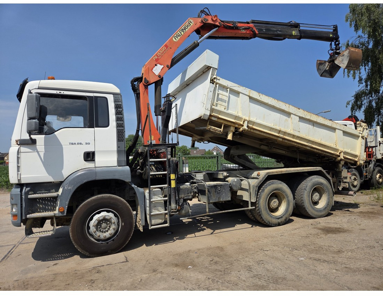 MAN TGA 26.350 6X4 BORDMATIC TIPPER CRANE PALFINGER PK15500 - Самосвал камион, Камион с кран: снимка 3 MAN TGA 26.350 6X4 BORDMATIC TIPPER CRANE PALFINGER PK15500 - Самосвал камион, Камион с кран: снимка 3