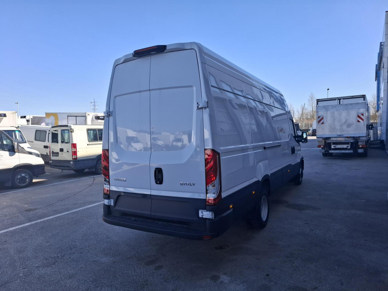 IVECO Daily 35C18H V - Пътнически бус: снимка 4 IVECO Daily 35C18H V - Пътнически бус: снимка 4