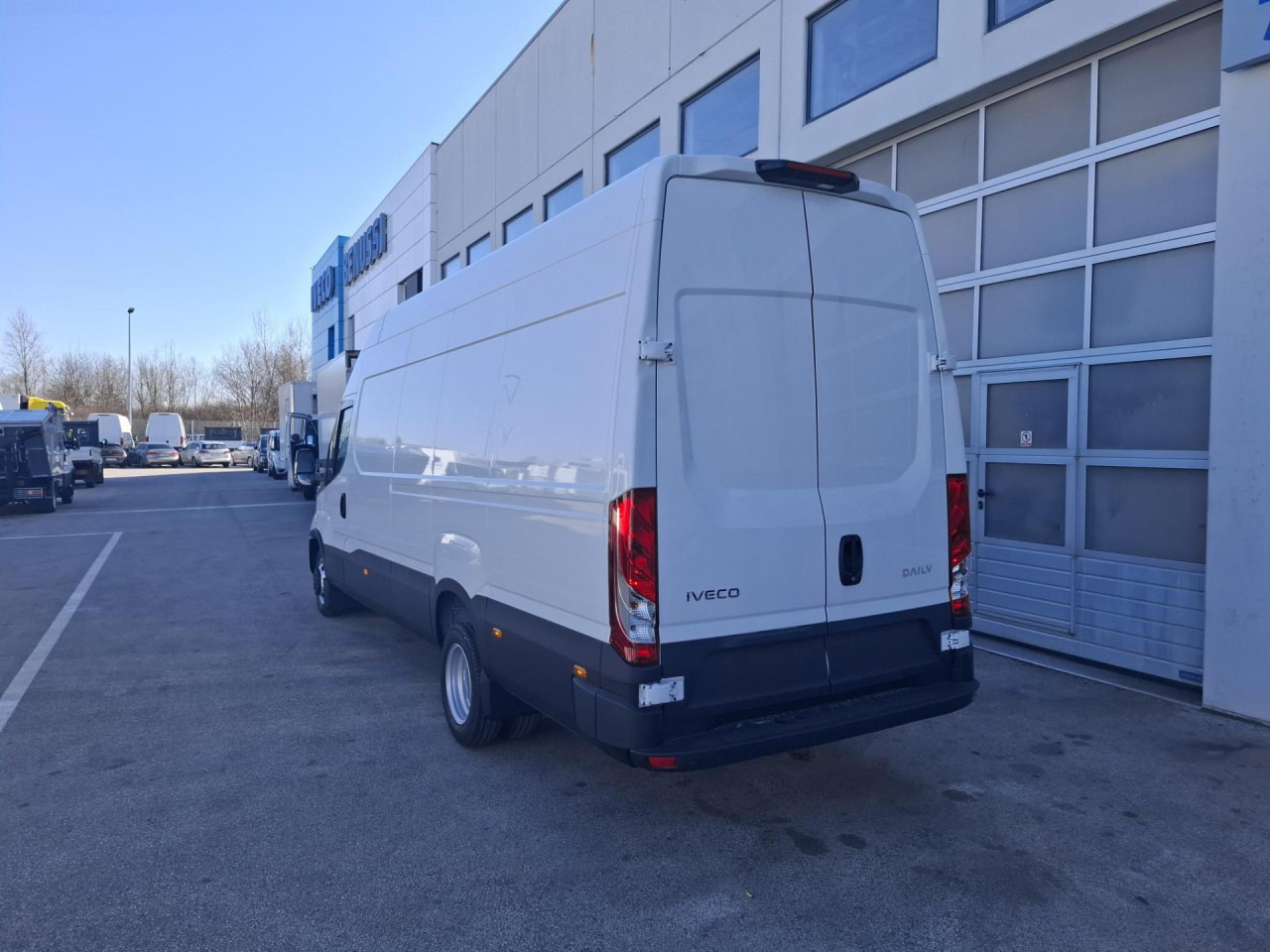IVECO Daily 35C18H V - Пътнически бус: снимка 3 IVECO Daily 35C18H V - Пътнически бус: снимка 3